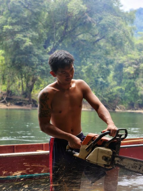 Gotong Royong Mengumpulkan Kayu Bakar