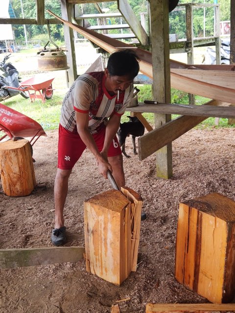 Gotong Royong Mengumpulkan Kayu Bakar